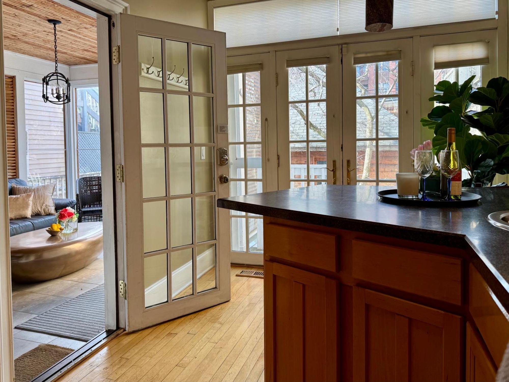 3 Bedroom Spacious Home In Ideal Location W Free Parking Back Yard Pets Welcome Chicago Exterior foto